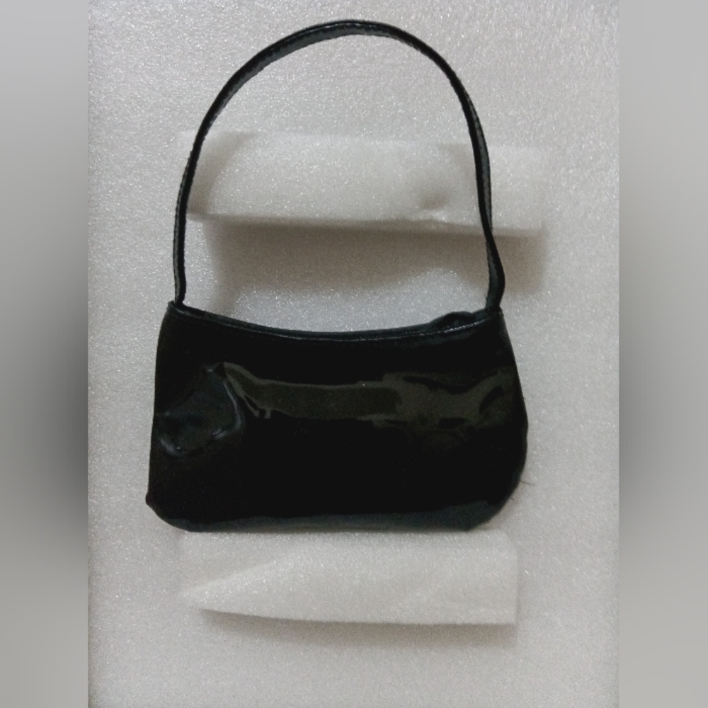 Stylish Black Kids Handbag with Bow Accent - Picture 3 of 13